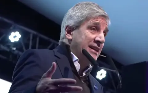 Luis Caputo Defiende el Modelo Económico Actual y su Impacto en el Mercado de Divisas