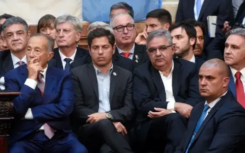 Gobernadores Argentinos Logran Financiamiento para el Aguinaldo en un Contexto de Crisis