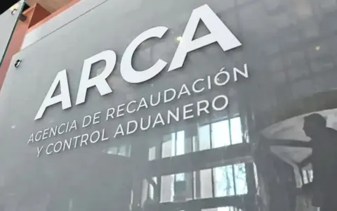 Controversia por Ascensos Discrecionales en la Agencia de Recaudación y Control Aduanero (ARCA)