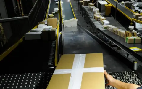 Aumento de Importaciones y Compras por Courier en el Contexto de la Baja del Dólar